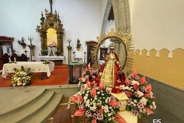 Tara reza a su patrona al no poder celebrar la procesión de las antorchas por la lluvia/FJS Fotografía.