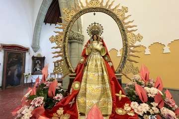 Tara reza a su patrona al no poder celebrar la procesión de las antorchas por la lluvia/FJS Fotografía.