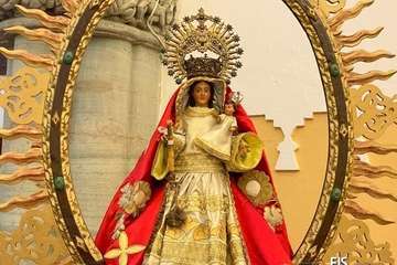 Tara reza a su patrona al no poder celebrar la procesión de las antorchas por la lluvia/FJS Fotografía.