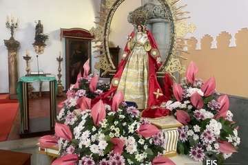 Tara reza a su patrona al no poder celebrar la procesión de las antorchas por la lluvia/FJS Fotografía.