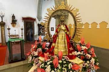 Tara reza a su patrona al no poder celebrar la procesión de las antorchas por la lluvia/FJS Fotografía.