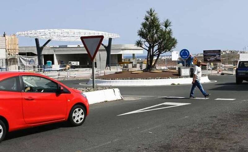 Un peatón cruza por donde no debe en la glorieta Juan Rodríguez Betancor/Juan Carlos Alonso/C7.