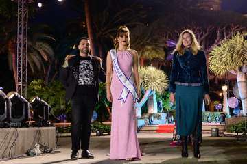 Las candidatas de Alcampo Telde y Tapicería Peñate, las primeras en salir al escenario en la Gala del Carnaval capitalino/TA.