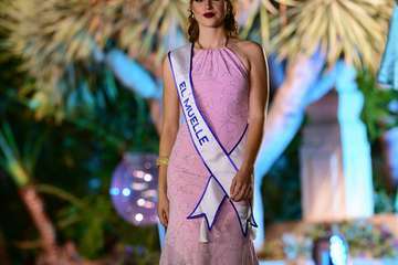 Las candidatas de Alcampo Telde y Tapicería Peñate, las primeras en salir al escenario en la Gala del Carnaval capitalino/TA.