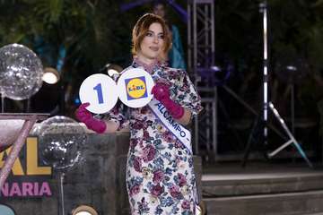 Las candidatas de Alcampo Telde y Tapicería Peñate, las primeras en salir al escenario en la Gala del Carnaval capitalino/TA.