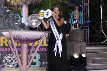 Las candidatas de Alcampo Telde y Tapicería Peñate, las primeras en salir al escenario en la Gala del Carnaval capitalino/TA.