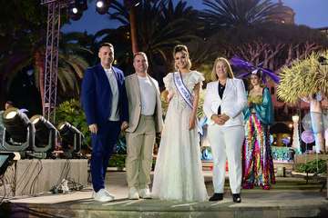 Las candidatas de Alcampo Telde y Tapicería Peñate, las primeras en salir al escenario en la Gala del Carnaval capitalino/TA.