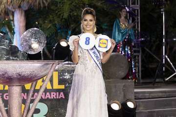Las candidatas de Alcampo Telde y Tapicería Peñate, las primeras en salir al escenario en la Gala del Carnaval capitalino/TA.
