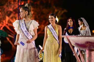 Las candidatas de Alcampo Telde y Tapicería Peñate, las primeras en salir al escenario en la Gala del Carnaval capitalino/TA.