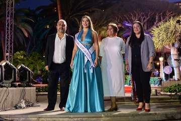 Las candidatas de Alcampo Telde y Tapicería Peñate, las primeras en salir al escenario en la Gala del Carnaval capitalino/TA.