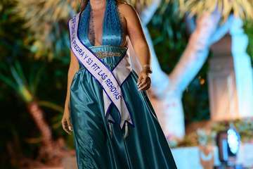 Las candidatas de Alcampo Telde y Tapicería Peñate, las primeras en salir al escenario en la Gala del Carnaval capitalino/TA.