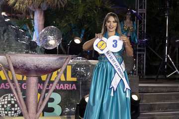 Las candidatas de Alcampo Telde y Tapicería Peñate, las primeras en salir al escenario en la Gala del Carnaval capitalino/TA.