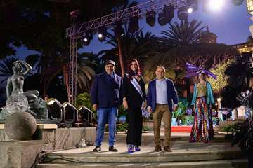 Las candidatas de Alcampo Telde y Tapicería Peñate, las primeras en salir al escenario en la Gala del Carnaval capitalino/TA.