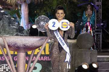 Las candidatas de Alcampo Telde y Tapicería Peñate, las primeras en salir al escenario en la Gala del Carnaval capitalino/TA.