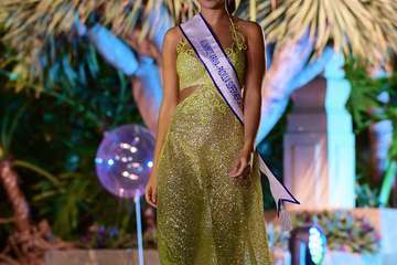 Las candidatas de Alcampo Telde y Tapicería Peñate, las primeras en salir al escenario en la Gala del Carnaval capitalino/TA.