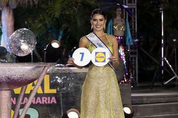 Las candidatas de Alcampo Telde y Tapicería Peñate, las primeras en salir al escenario en la Gala del Carnaval capitalino/TA.