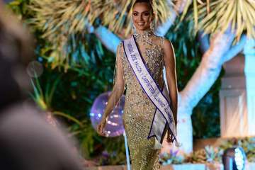 Las candidatas de Alcampo Telde y Tapicería Peñate, las primeras en salir al escenario en la Gala del Carnaval capitalino/TA.