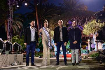 Las candidatas de Alcampo Telde y Tapicería Peñate, las primeras en salir al escenario en la Gala del Carnaval capitalino/TA.