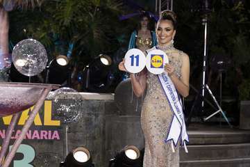 Las candidatas de Alcampo Telde y Tapicería Peñate, las primeras en salir al escenario en la Gala del Carnaval capitalino/TA.