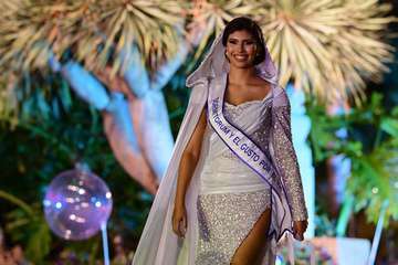 Las candidatas de Alcampo Telde y Tapicería Peñate, las primeras en salir al escenario en la Gala del Carnaval capitalino/TA.