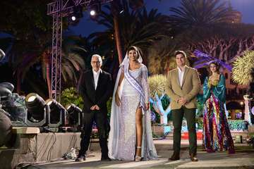 Las candidatas de Alcampo Telde y Tapicería Peñate, las primeras en salir al escenario en la Gala del Carnaval capitalino/TA.