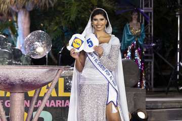 Las candidatas de Alcampo Telde y Tapicería Peñate, las primeras en salir al escenario en la Gala del Carnaval capitalino/TA.