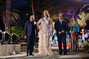 Las candidatas de Alcampo Telde y Tapicería Peñate, las primeras en salir al escenario en la Gala del Carnaval capitalino/TA.