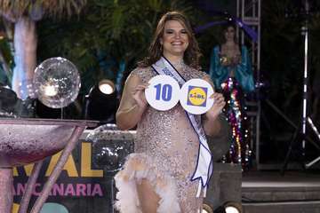 Las candidatas de Alcampo Telde y Tapicería Peñate, las primeras en salir al escenario en la Gala del Carnaval capitalino/TA.