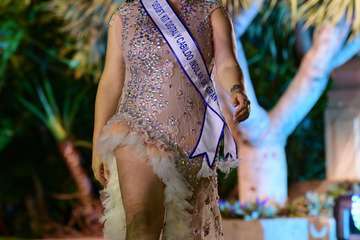 Las candidatas de Alcampo Telde y Tapicería Peñate, las primeras en salir al escenario en la Gala del Carnaval capitalino/TA.