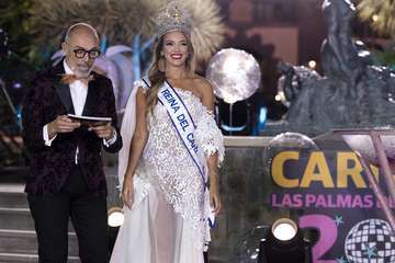 Las candidatas de Alcampo Telde y Tapicería Peñate, las primeras en salir al escenario en la Gala del Carnaval capitalino/TA.