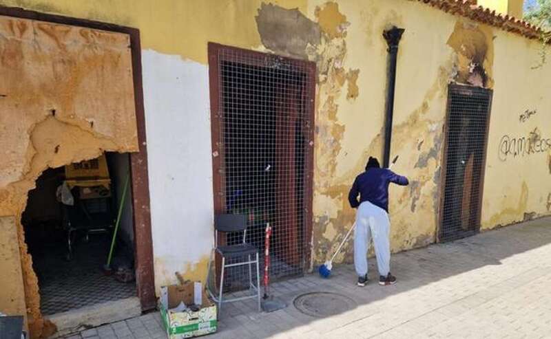 La nueva inquilina barre a diario la entrada a las habitaciones de la Casa de la Condesa, en Jinámar/C7.