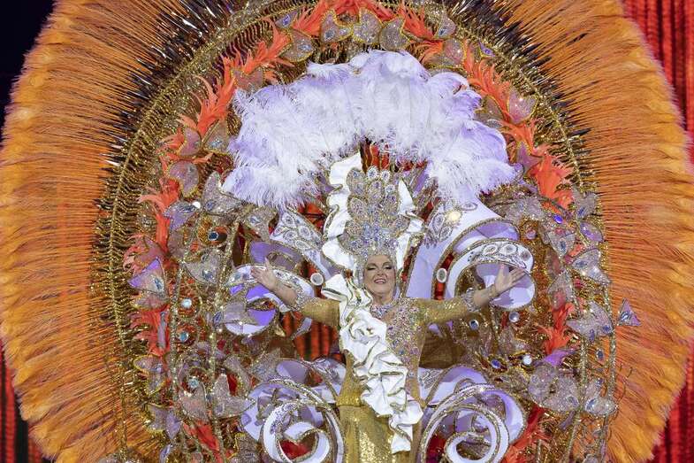 La tercera Dama del Carnaval capitalino, Teresa Santana, con un diseño de la teldense Grisela Guardia/Lpcarnaval.