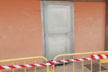 Los nuevos dueños de El Barco (La Garita) protegen el edificio de la caída de cascotes/TA.