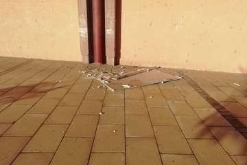 Los nuevos dueños de El Barco (La Garita) protegen el edificio de la caída de cascotes/TA.