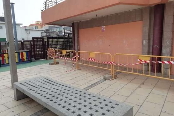 Los nuevos dueños de El Barco (La Garita) protegen el edificio de la caída de cascotes/TA.