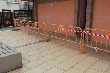 Los nuevos dueños de El Barco (La Garita) protegen el edificio de la caída de cascotes/TA.