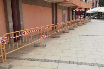 Los nuevos dueños de El Barco (La Garita) protegen el edificio de la caída de cascotes/TA.