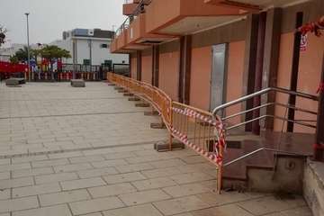 Los nuevos dueños de El Barco (La Garita) protegen el edificio de la caída de cascotes/TA.