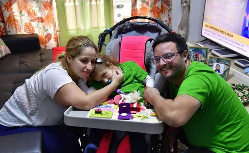 Cathaysa y Aridañy se abrazan a su niña, Marta/Arcadio Suárez/C7.