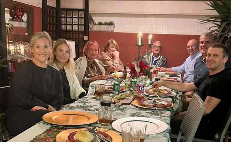 Bea (izquierda) y Miguel (camisa azul) han integrado en su grupo familiar y de amigos a Olha, Olena y su familia (segunda y tercera por la izquierda)/C7.