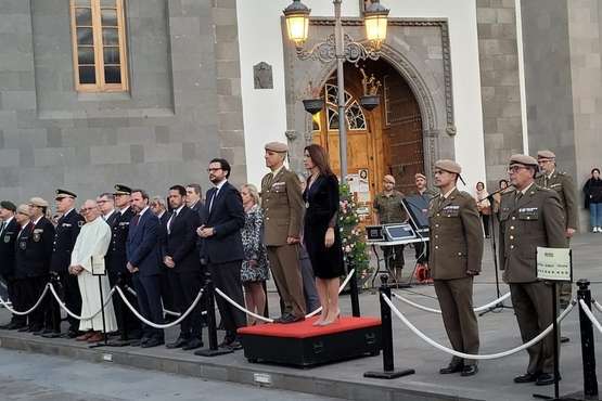 Telde asiste al solemne acto de Arriado de Bandera y Homenaje a los Caídos/TA, Antonio Alí y Jesús Ruiz Mesa.