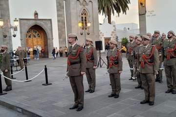 Telde asiste al solemne acto de Arriado de Bandera y Homenaje a los Caídos/TA, Antonio Alí y Jesús Ruiz Mesa.