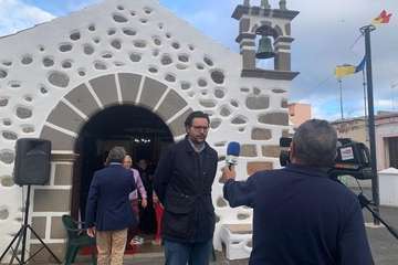 La ermita de San Antonio recupera su antigua lápida sepulcral del siglo XIX/FJS Fotografía y TA.