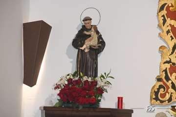 La ermita de San Antonio recupera su antigua lápida sepulcral del siglo XIX/FJS Fotografía y TA.
