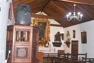 La ermita de San Antonio recupera su antigua lápida sepulcral del siglo XIX/FJS Fotografía y TA.
