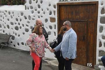 La ermita de San Antonio recupera su antigua lápida sepulcral del siglo XIX/FJS Fotografía y TA.