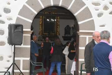 La ermita de San Antonio recupera su antigua lápida sepulcral del siglo XIX/FJS Fotografía y TA.