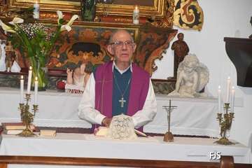 La ermita de San Antonio recupera su antigua lápida sepulcral del siglo XIX/FJS Fotografía y TA.