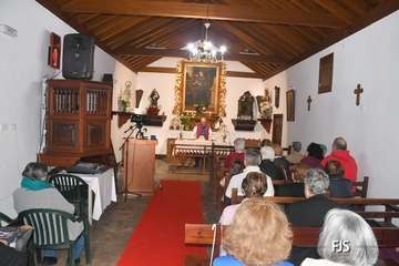 La ermita de San Antonio recupera su antigua lápida sepulcral del siglo XIX/FJS Fotografía y TA.