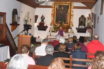 La ermita de San Antonio recupera su antigua lápida sepulcral del siglo XIX/FJS Fotografía y TA.